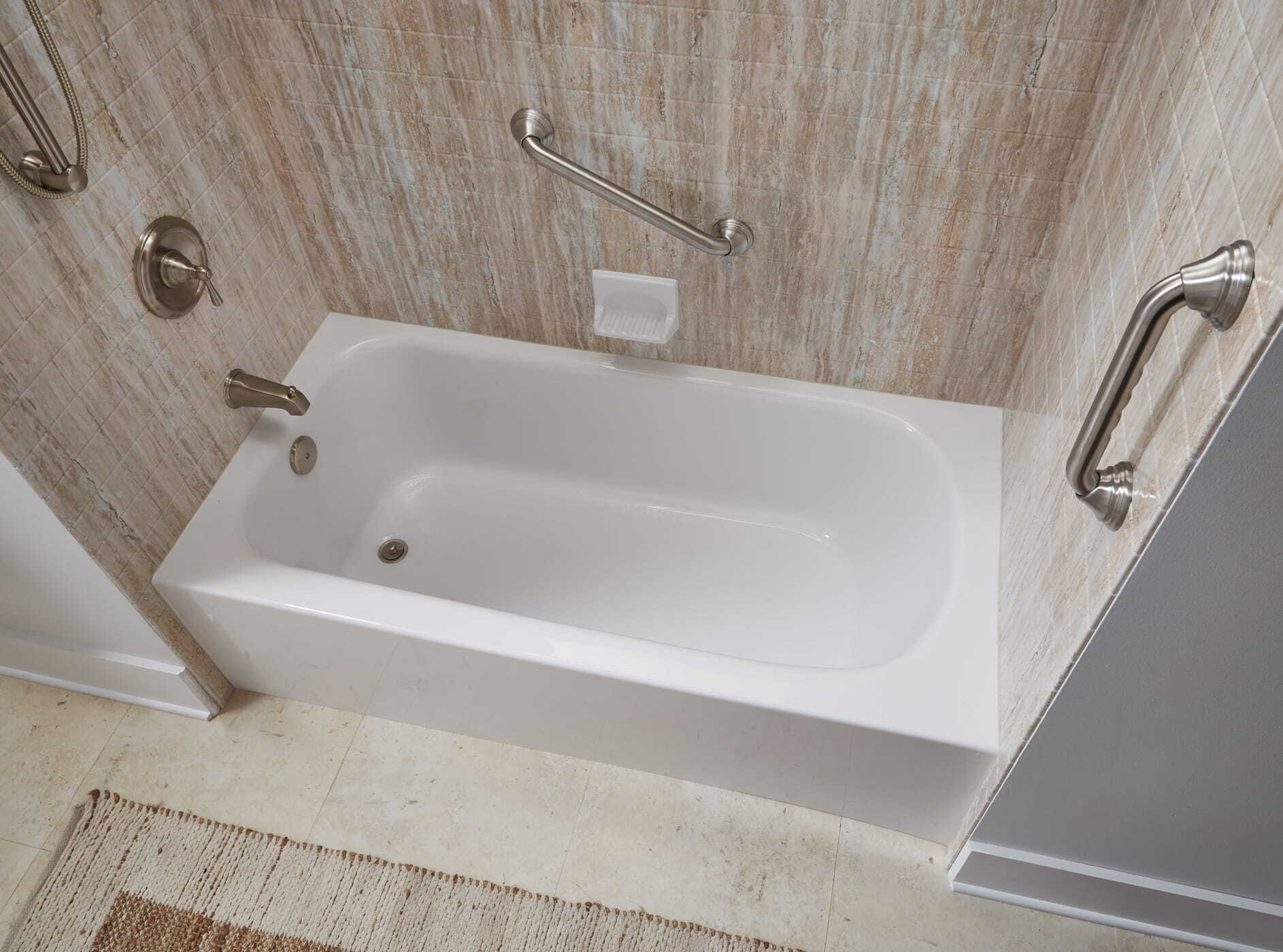 Jacuzzi bathtub AW_Straight_Seaside_Subway_Window_BN_White12-copy-1886x1400-b8eda9dc-c279-4f4e-8619-65d010044d16
