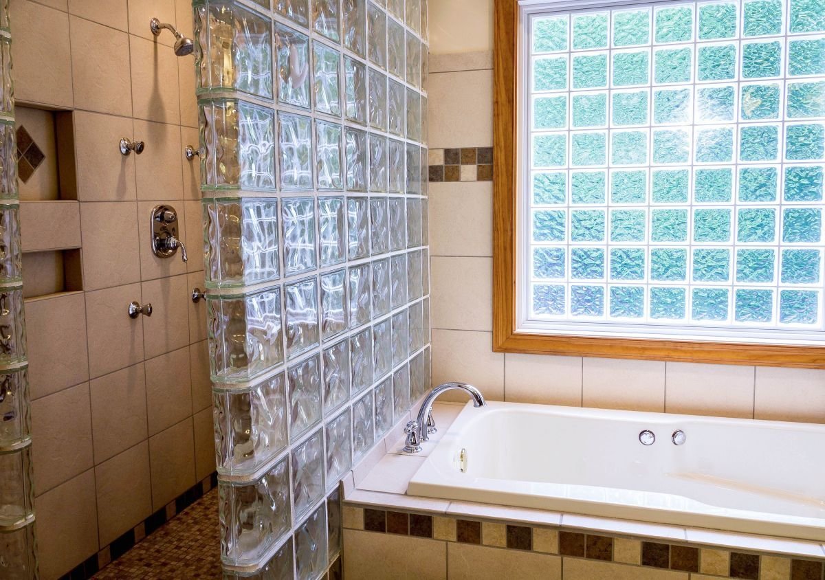 jamesdemers-shower-670254_Stock photo of a tile bathroom